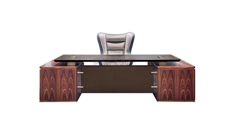 AU BOUT DE LA NUIT 书桌